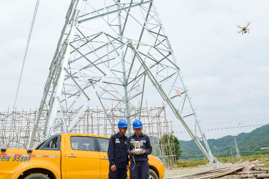 南方電網深入落實“四個革命、一個合作”能源安全新戰略，順應能源轉型大趨勢，加快新能源開發利用，積極發揮海上風電產業優勢。南方電網廣東電網公司成立海上風電服務中心，加快風電項目并網接入，建設相關配套線路工程。截止到2020年底，廣東海上風電項目中，湛江外羅一期、陽江南鵬島已實現全容量并網，珠海桂山一期、陽江沙扒一期、珠海金灣等部分容量并網發電，實現了風電投產即并網消納。圖為南方電網廣東陽江供電局輸電所利用無人機開展沙扒海上風電接入線路查驗。