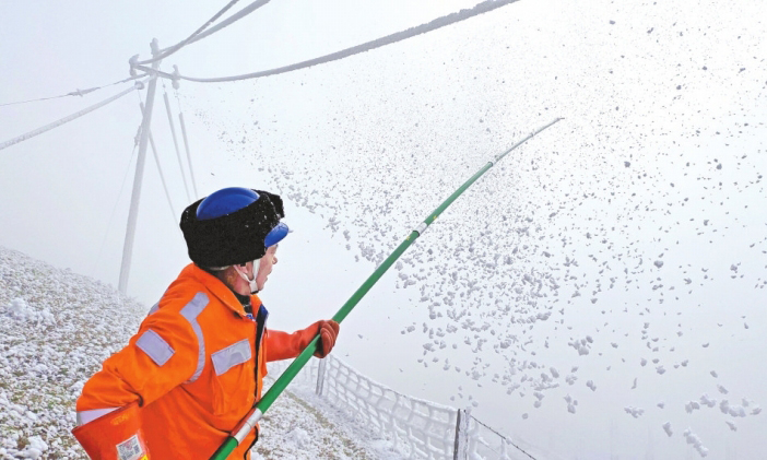 圖為1月10日，在云南省昭通市永善縣10千伏富慶線T石碉支線，云南電網公司員工在人工除冰。 （張書忠 攝）