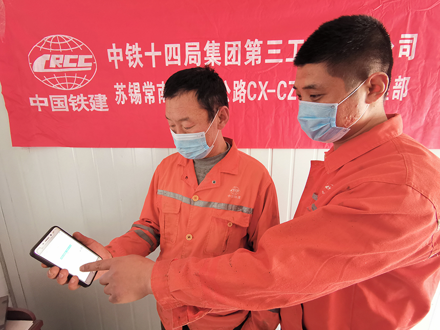 為全面落實國務院正在開展的根治欠薪冬季專項行動，切實保障勞動者的勞動報酬權益，中國鐵建所屬中鐵十四局三公司充分做好資金保障，多措并舉，凝心聚力做好農民工工資發放工作。圖為實行勞務實名制保障農民工工資支付。（宋珊 攝）