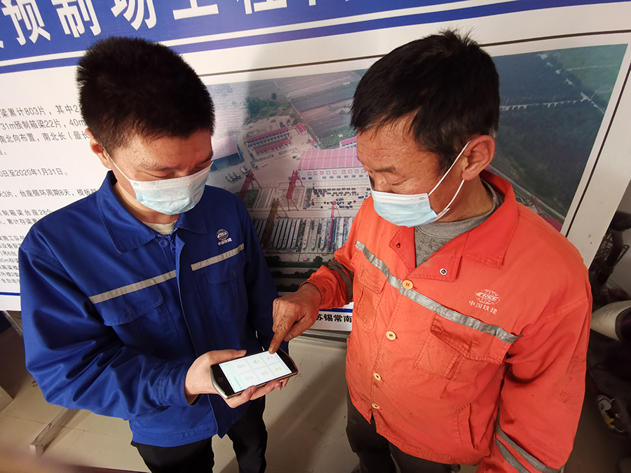 該公司在所屬項目建立農民工工資代發制度，并設立農民工工資專戶，項目部統一為進場農民工辦理銀行工資卡，并由勞資專員發放到本人手中，簽領確認并書面承諾銀行工資卡為本人持有。圖為實行勞務實名制保障農民工工資支付。（宋珊 攝）