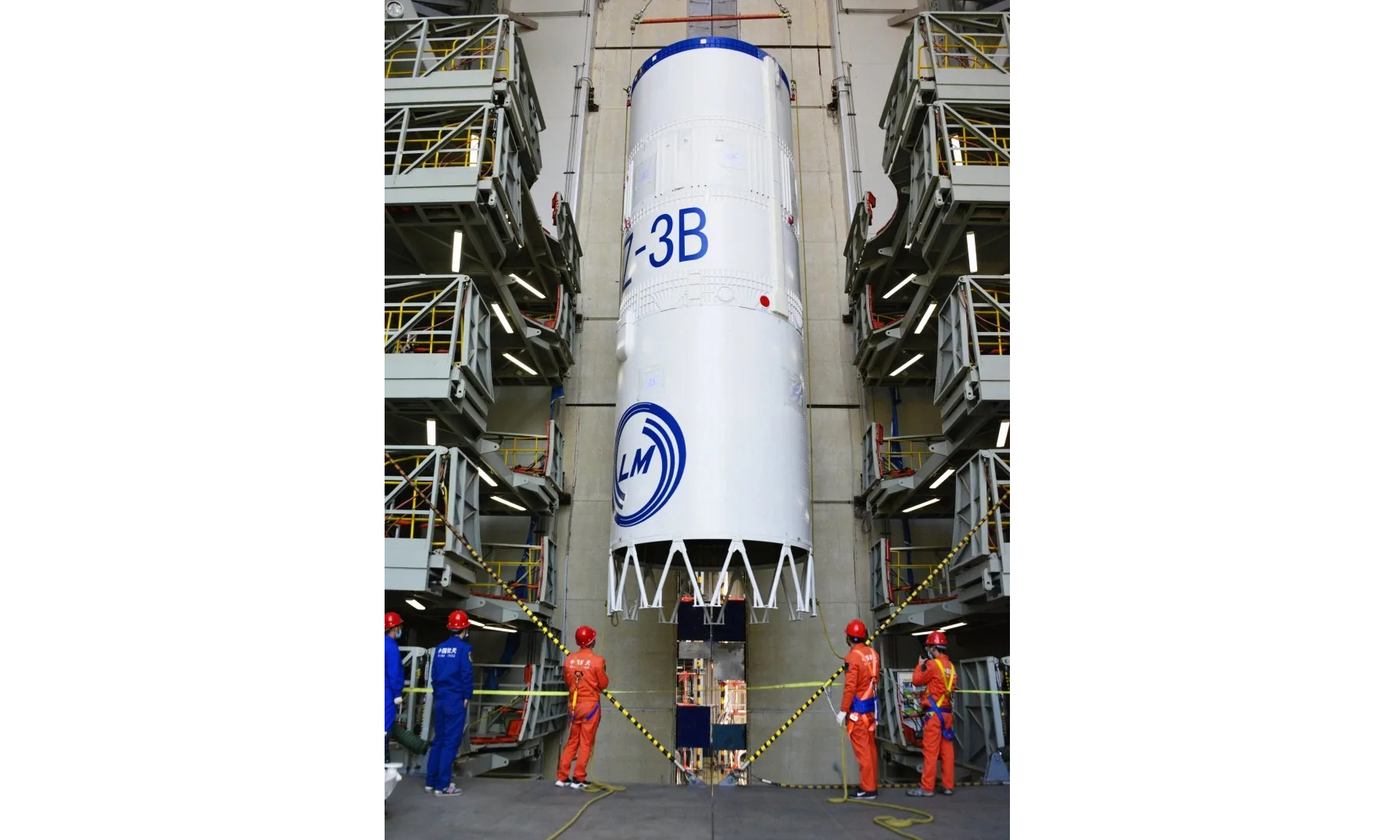 此次任務是長征系列運載火箭第358次發射，長三甲系列火箭第117次發射。圖為火箭吊裝。（張旖旎 攝）