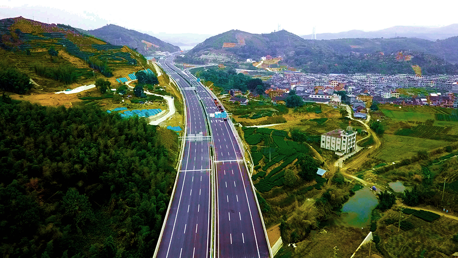 1月18日，由中國鐵建所屬中鐵十四局、中鐵十七局、中鐵十二局集團等單位參建的福建沙埕灣跨海公路正式建成通車。該公路是國家高速公路網寧波至東莞線的重要組成部分，海峽西岸經濟區高速公路網“三縱八橫”主骨架中的“第二縱”跨越沙埕灣的關鍵性工程。主線全長20.19公里，雙向六車道，設計時速100公里。圖為建成后的沙埕灣跨海公路。（靳長輝 攝）