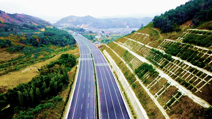 同時，建設者積極推廣“四新技術”應用，合理優化資源配置，探索出“綠色·生態環保、藍色·品質打造、金色·成本管控”的“三色管理體系”，高質量完成了施工任務。圖為建成后的沙埕灣跨海公路。（靳長輝 攝）