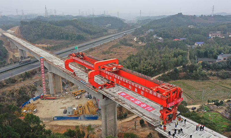 1月31日，由中鐵十一局承建的常（德）益（陽）長（沙）高鐵岳臨高速特大橋順利完成箱梁架設，至此，中鐵十一局常益長高鐵項目圓滿完成標段內全部箱梁架設任務，全面轉入線上施工。圖為常益長高鐵六標箱梁架設現場。（新華社記者 趙眾志 攝）