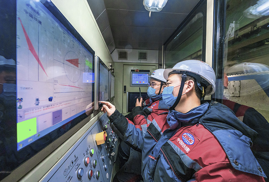 圖為盾構機司機操作葉甫蓋妮婭號掘進。