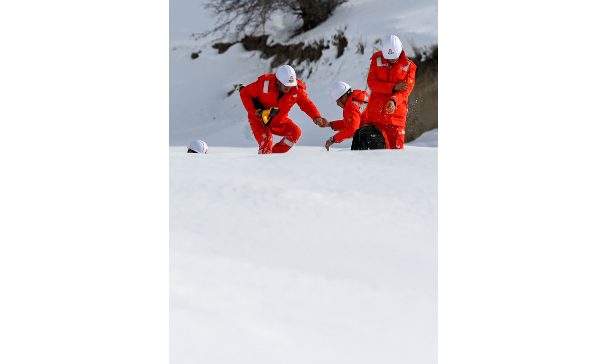 圖為2月4日，在西氣東輸二線果子溝段，管道巡護人員在雪中艱難行走。（新華社記者 丁磊 攝）