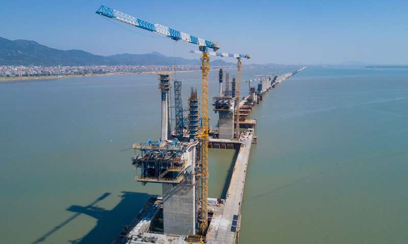 圖為2月15日，施工建設中的新建福廈鐵路湄洲灣跨海大橋斜拉橋兩主墩。（新華社記者 宋為偉 攝）
