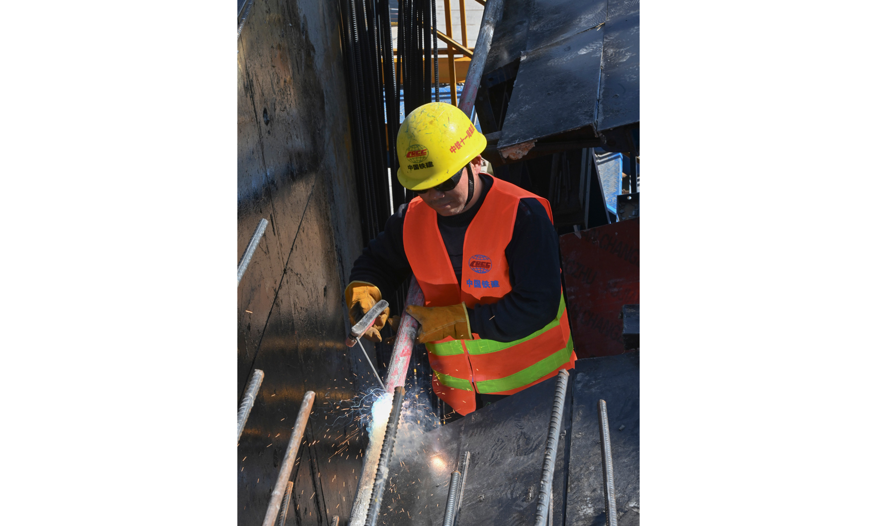 圖為2月15日，施工人員在新建福廈鐵路湄洲灣跨海大橋斜拉橋主墩施工。（新華社記者 宋為偉 攝）