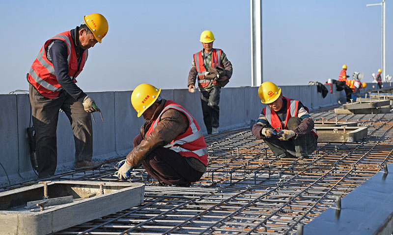 近日，安九高鐵江西段節后全面復工，各施工單位加快建設進度，確保完成工程目標。安九高鐵連接安徽省安慶市與江西省九江市，是國家中長期鐵路網規劃“八縱八橫”高速鐵路主要通道京港（臺）通道的重要組成部分，設計時速350公里。圖為2月20日，中鐵四局的建筑工人在安九高鐵江西段長江特大橋建設現場鋪設鋼筋模板。（新華社記者 萬象 攝）