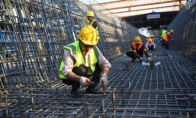 圖為2月20日，中鐵四局的建筑工人在安九高鐵江西段一梁場施工現場綁扎鋼筋。（新華社記者 萬象 攝）