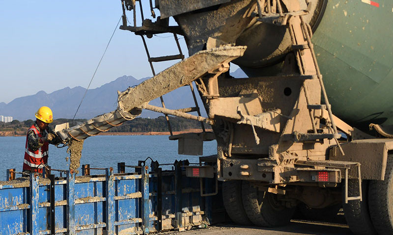 2月20日，中鐵四局的建筑工人在安九高鐵廬山特大橋建設現場澆筑防撞墻。（新華社記者 萬象 攝）