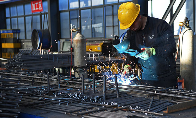 2月20日，中鐵四局的建筑工人在安九高鐵江西段一梁場加工鋼筋。（新華社記者 萬象 攝）