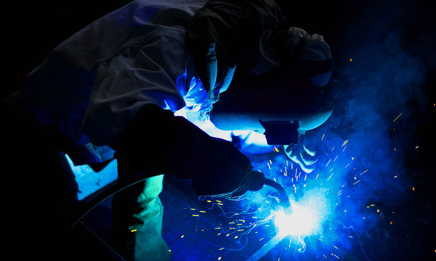 近日，為保障預制材料及時交付核電現場，中核華興一線焊工李興洵正在進行型鋼梁加勁板的焊接工作，認真而專注的身影，焊接著手中的鋼構件。春節期間，中核華興的一線員工放棄了與家人團聚的機會，選擇堅守工作崗位，全力確保工作目標任務順利實現。（范錦紅 攝）