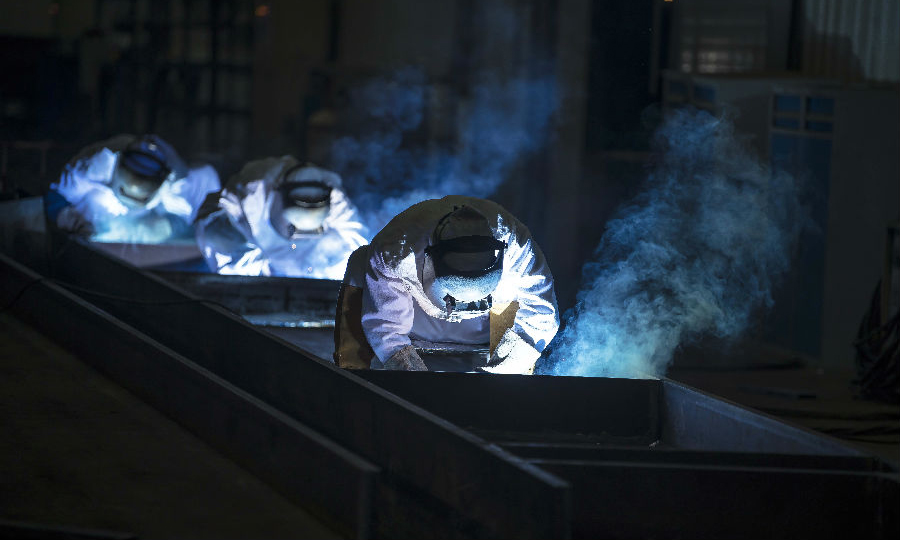 近日，中核華興一線焊工張伯軍、潘守河、侯大坤三人正在進行型鋼梁勁板的焊接工作。（范錦紅 攝）