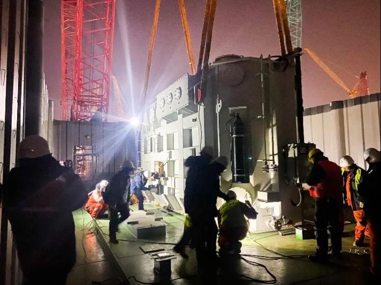 整個項目從2020年9月正式批復組織機構及編制，到2021年6月29日計劃投產，不足10個月。但不同于傳統工程項目，岸電入海屬于油田全周期管理項目，手續繁多，無以往經驗可借鑒。起初，項目組成員不足6人，2019年8月30日，天津分公司成立岸電專項工作項目組，從分公司各單位抽調20余名員工，他們頻繁奔波在樂亭、曹妃甸、青島等建造場地，2020年700余人次出差奔赴13省市，行程8萬余公里。