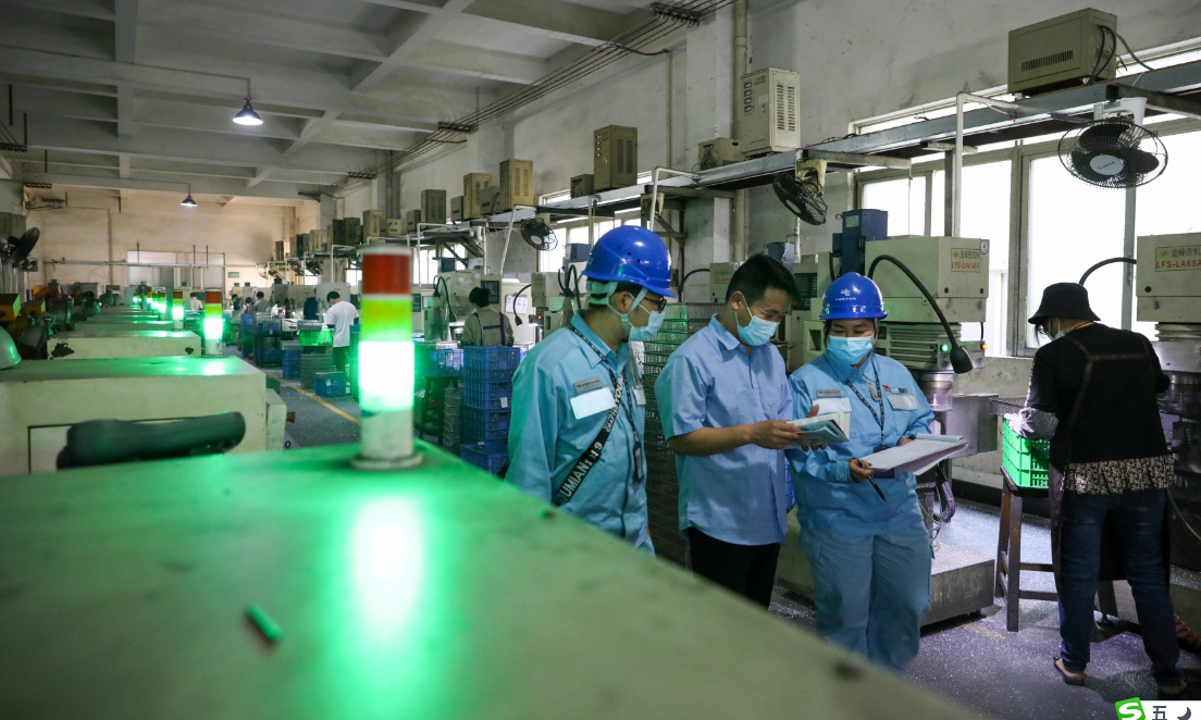 圖為春節期間，南方電網廣東中山供電局服務人員上門到中山利特隆瓦斯公司聽取客戶意見，保障企業生產。春節期間，該公司生產訂單飽和，產品不斷銷往東南亞、墨西哥等國家。