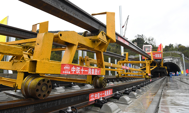 圖為3月1日，在鄭萬高鐵重慶段施工現場，鋪軌機進行鋪軌前的準備工作。(新華社記者 唐奕 攝)