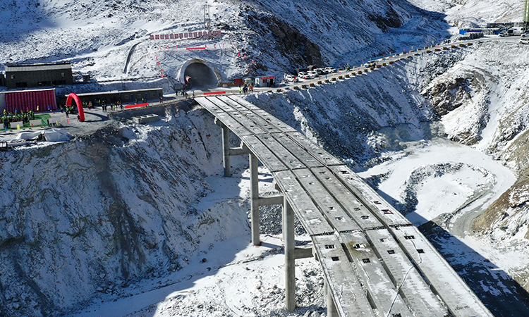 3月2日，經過建設工人一千多個日夜的奮戰，由中鐵四局承建的國道213線甘肅張掖肅南至青海海北祁連公路重點控制性工程東山隧道順利貫通，標志著這一連接甘肅、青海兩省的“咽喉”要道全線貫通。圖為已經貫通的國道213線東山隧道進口。（新華社記者 陳斌 攝）