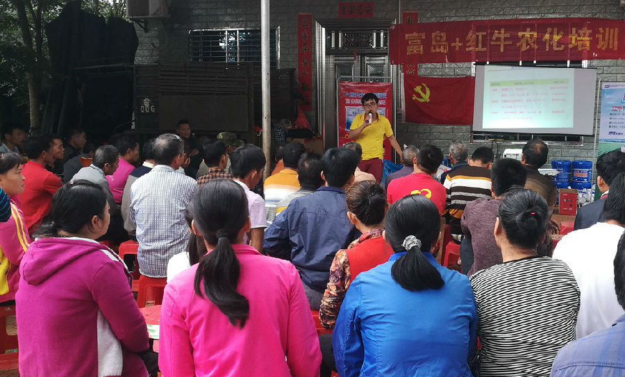 在南方溫暖的春天里，農戶已經忙碌在綠油油的田間。冬季瓜菜的檔口還沒有結束，早稻季節又匆匆趕來，這也是中?；瘜W營銷公司華南分公司最忙的季節。早在農歷大年初五，公司就開始發運春耕需要的尿素、配方肥及復合肥，滿足農戶的肥料需求。華南分公司的農化技術人員也走進田間地頭，指導農民合理用肥，提早掌握預防病蟲害的技術，為春耕保駕護航。圖為營銷公司華南分公司農戶培訓會現場，農技人員向農戶介紹化肥產品使用技術。