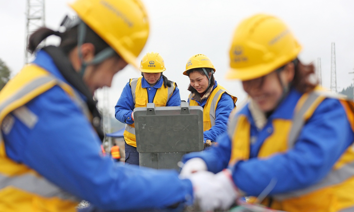 一把烙鐵、一盤架線、一個工作臺、一雙巧手，構成了中國中鐵武漢電氣化局興泉鐵路建設“信號女子突擊隊”配線剪影。3月3日至4日，在興泉鐵路江西省興國縣至寧都縣段施工現場，一群“女漢子”穿梭在站房和鐵路沿線，鋪纜線、接線頭、調信號。興泉鐵路是由江西省興國縣至福建省泉州市的國家一級鐵路，線路全長496公里，全線設33個車站，是連通贛閩原中央蘇區的最長鐵路，現已全面進入電氣化施工階段。圖為方向盒和信號燈配線。