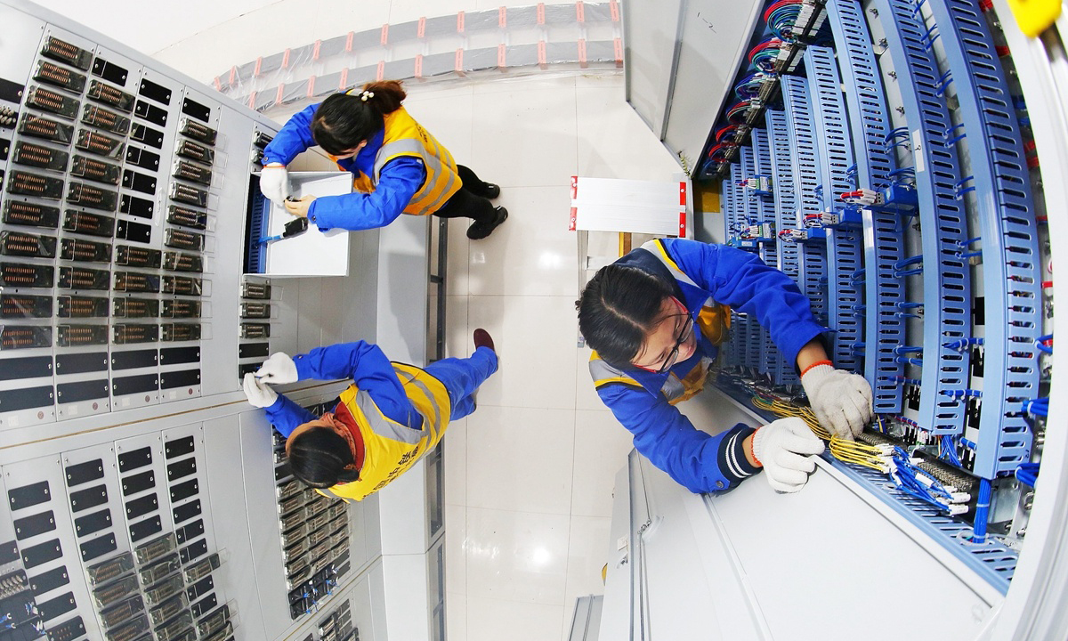 “信號工程就是鐵路的中樞神經，是一個極為復雜的系統，數十萬根配線容不得一絲差錯?！蓖粨絷犼犻L王艷鴿說?！靶盘柵油粨絷犑俏覀兤髽I的一張靚麗名片。興泉鐵路即將建成開通，這條鐵路浸透著她們奮斗的汗水，鐫刻著她們成長的腳印?！敝袊需F武漢電氣化局興泉項目部黨工委書記海本都如是說。圖為信號組合柜配線。