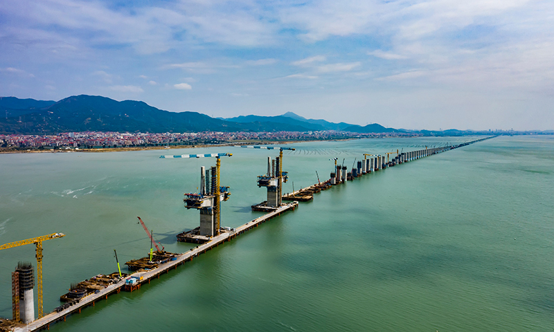 圖為3月10日，新建福廈鐵路湄洲灣跨海大橋主塔施工現場。新華社發（金偉 攝）