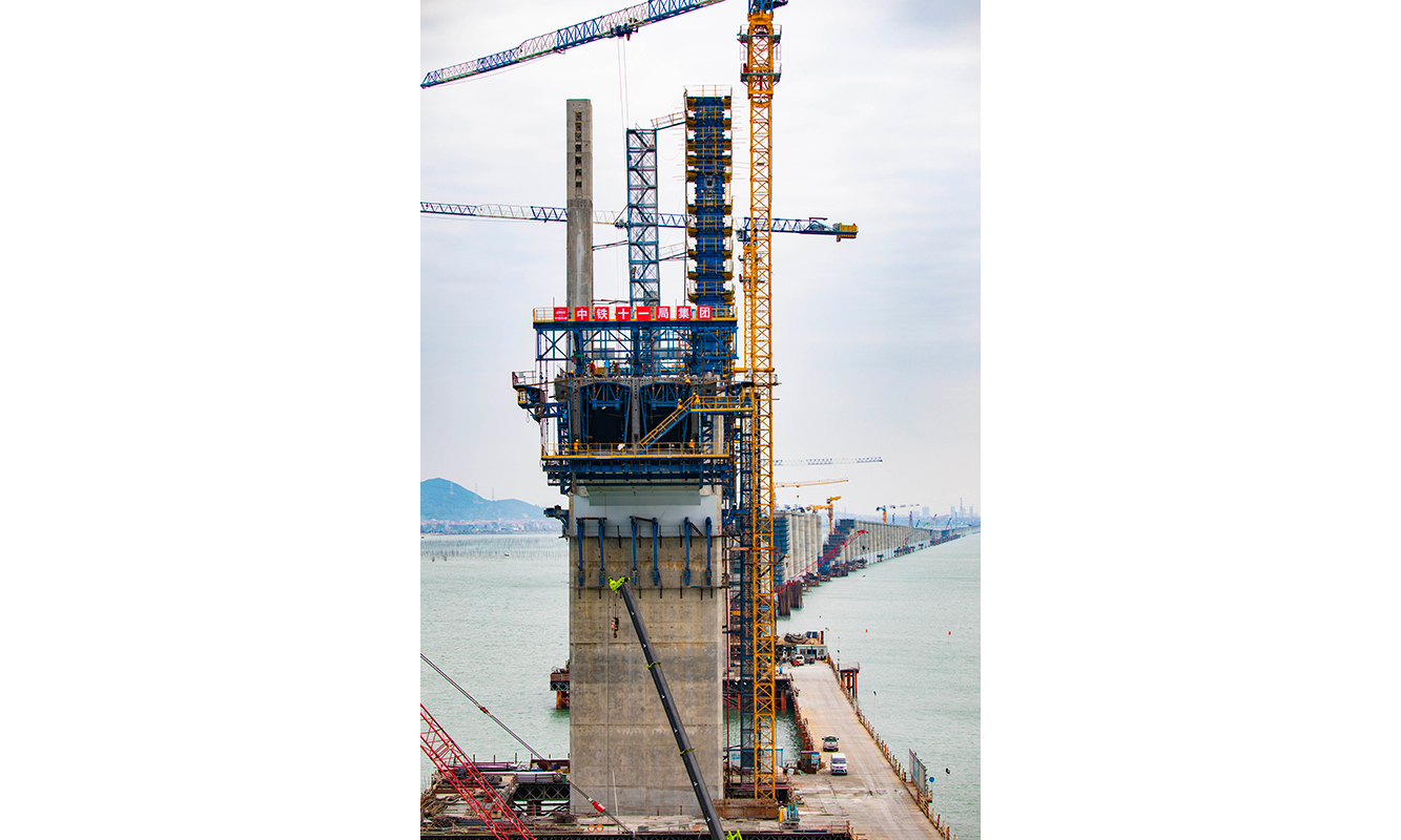 圖為3月10日，施工人員在新建福廈鐵路湄洲灣跨海大橋主塔施工。新華社發（金偉 攝）