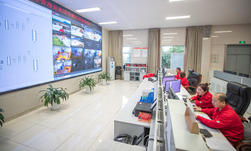 相國寺儲氣庫于2020年11月10日開啟第七周期的調峰采氣工作，本采氣期共計采氣18.57億立方米，成為歷次調峰采氣最多的一次。圖為3月14日，在中國石油西南油氣田公司相國寺儲氣庫總控室內，工作人員監看作業現場的情況。（新華社記者 黃偉 攝）