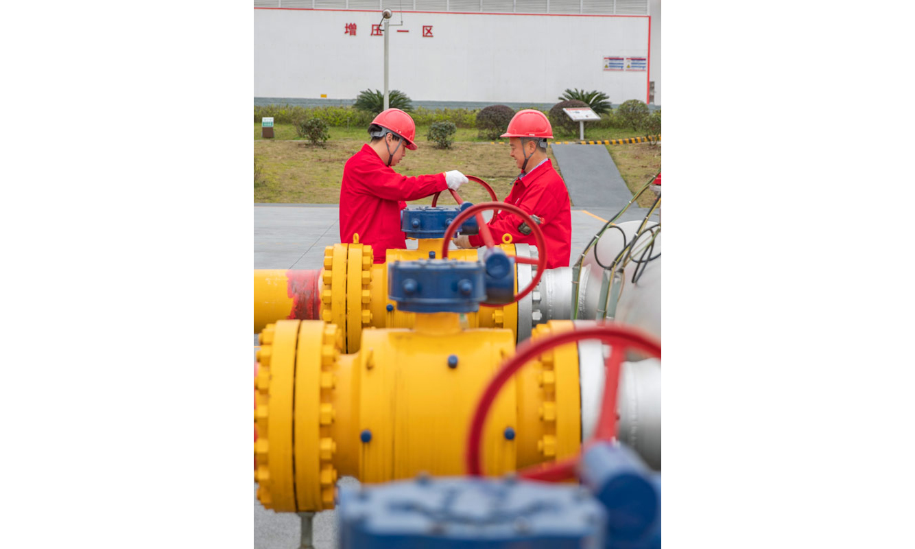 據悉，相國寺儲氣庫是我國西南地區首座地下儲氣庫，地處重慶市北碚區和渝北區交界處，是保障川渝地區和京津冀地區冬季天然氣供應的重要氣源。圖為3月14日，中國石油西南油氣田公司相國寺儲氣庫工作人員李洪斌（右）、文奇在關閉銅相線閥門。（新華社記者 黃偉 攝）