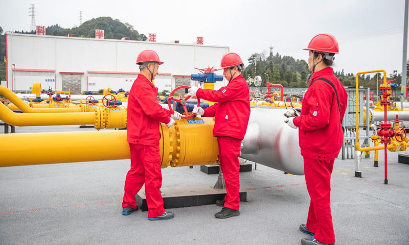 圖為3月14日，中國石油西南油氣田公司相國寺儲氣庫工作人員李洪斌（左）、文奇（中）、王秋陵在進行倒換流程作業。（新華社記者 黃偉 攝）