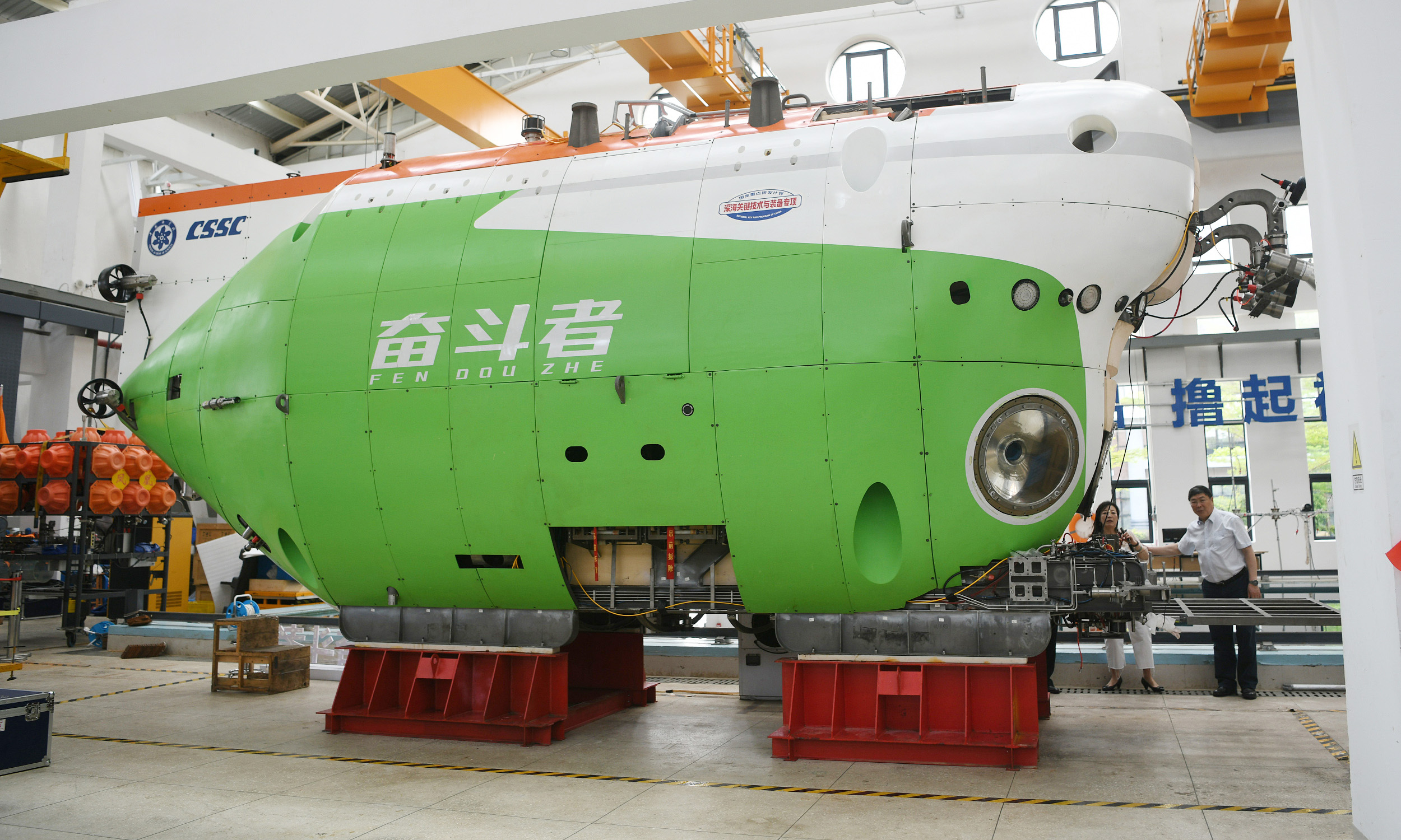 3月16日，“奮斗者”號全海深載人潛水器交付活動在三亞舉行。中國船舶集團有限公司第七〇二研究所與中國科學院深?？茖W與工程研究所簽署《全海深載人潛水器“奮斗者”號交付備忘錄》，標志著后者將正式負責“奮斗者”號的后續運維與管理。圖為“奮斗者”號全海深載人潛水器。（沙曉峰 攝）