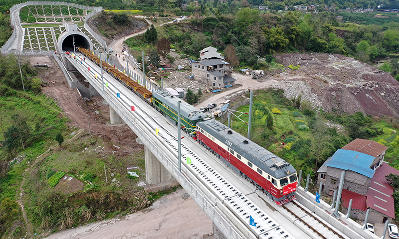 圖為3月17日，在鄭萬高鐵重慶段施工現場，鋪軌牽引車進入作業現場。（新華社記者 唐奕 攝）