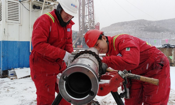 2013年，興縣獲得第一口高產氣井，項目團隊受到極大鼓舞，干勁更足。經過不斷的技術攻關，臨興氣田又逐漸發現一批高產氣井，拉開了氣田勘探大幕。圖為2020年冬天，大雪紛飛，測井人員冒著嚴寒檢查和調試入井儀器。