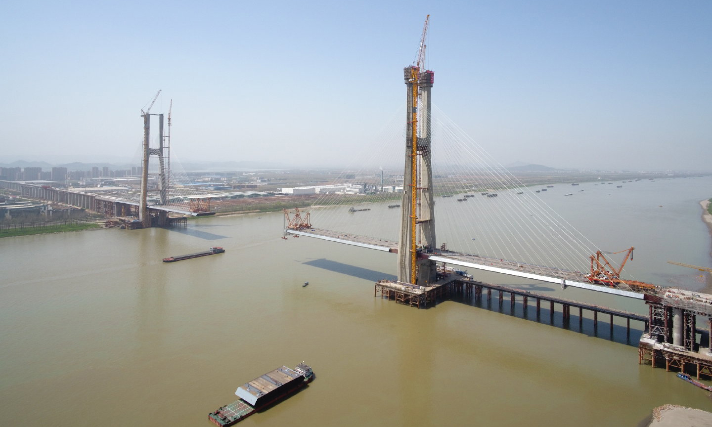 3月25日，隨著最后一方混凝土澆筑完畢，由中國中鐵大橋院設計、中國中鐵大橋局施工的安九鐵路鳊魚洲長江大橋主橋北主塔封頂，標志著我國首座交叉索斜拉橋主橋兩個主塔全部封頂。