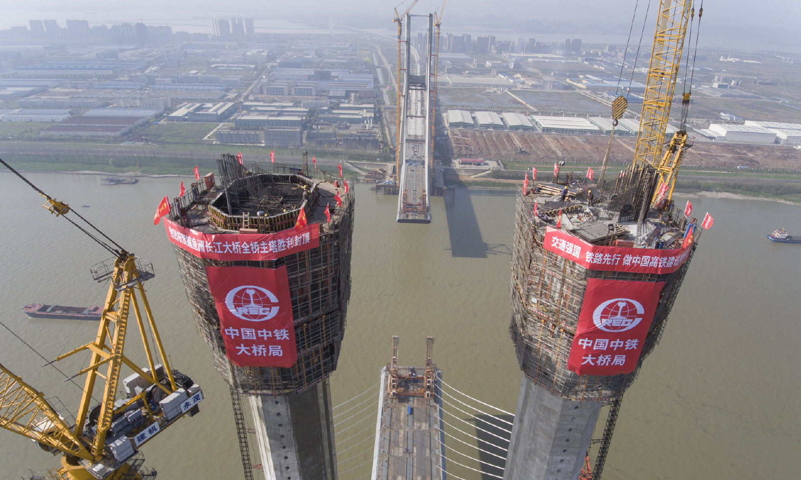 安九鐵路鳊魚洲長江大橋北側位于湖北黃梅縣，南側位于江西九江市。大橋為四線鐵路大橋，其中兩線為高鐵線，時速350公里；預留兩線為客貨線，時速200公里。