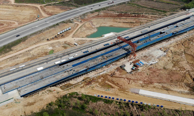 近日，位于安徽省合肥市蜀山區小廟鎮的引江濟淮工程G312合六葉公路橋項目加緊施工，工程建設穩步推進。引江濟淮工程溝通長江、淮河兩大水系，是我國跨流域、跨省重大戰略性水資源配置和綜合利用工程。圖為3月25日拍攝的引江濟淮工程G312合六葉公路橋項目施工現場（無人機照片）。