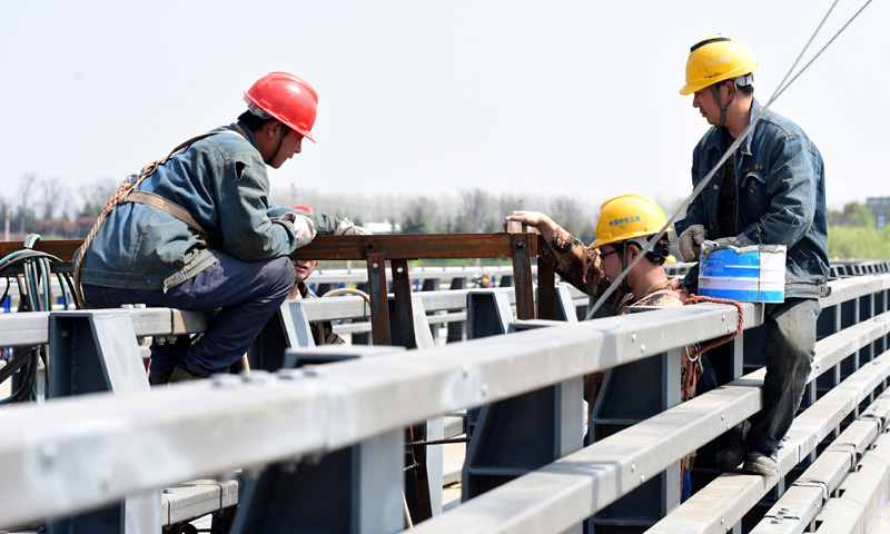 圖為3月25日，施工人員在引江濟淮工程G312合六葉公路橋項目施工現場作業。