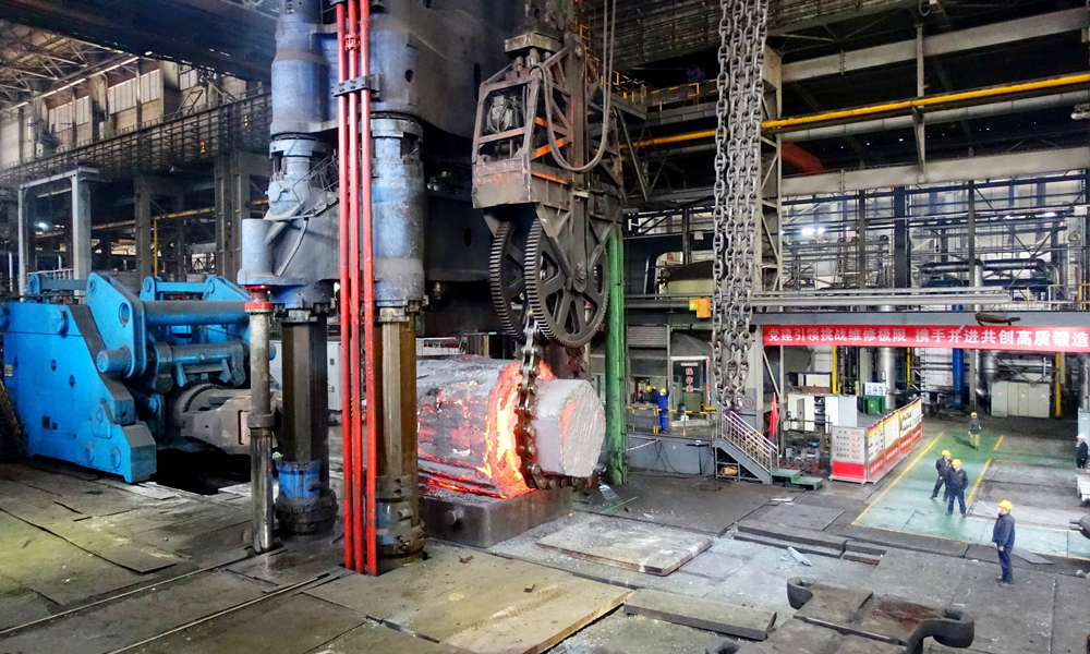 今年以來，國機集團二重（德陽）重型裝備有限公司（以下簡稱“二重裝備”）鍛造生產線上的“國之重器”——1.6萬噸、1.2萬噸水壓機，8000噸油壓機、7500噸筒節軋機等開啟滿負荷工作模式，不斷加快華龍一號核島和常規島類、火電國產化攻關類、加氫筒節容器類、抽水蓄能軸類鍛件出產節奏。圖為二重裝備1.6萬噸水壓機鍛制生產600噸核電半速轉軸。