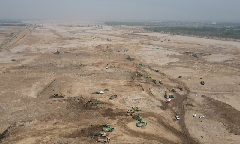 近日，由中鐵十四局集團承建的滹沱河生態修復三期工程正在加緊施工。三期工程是滹沱河生態修復工程的收官之作，工程總體布局為一河三濕地、兩湖兩區多節點，進行河槽整理、水生態修復及生態綠化等工程。屆時，滹沱河兩岸將形成集防護、觀賞、休閑、健身和科普于一體的綠色生態景觀長廊。圖為4月19日，中鐵十四局集團的工人在滹沱河生態修復三期工程工地施工。（新華社記者 楊世堯 攝）