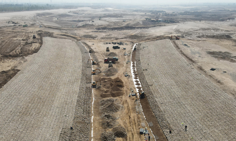 圖為4月19日，中鐵十四局集團的工人在滹沱河生態修復三期工程工地施工。（新華社記者 楊世堯 攝）