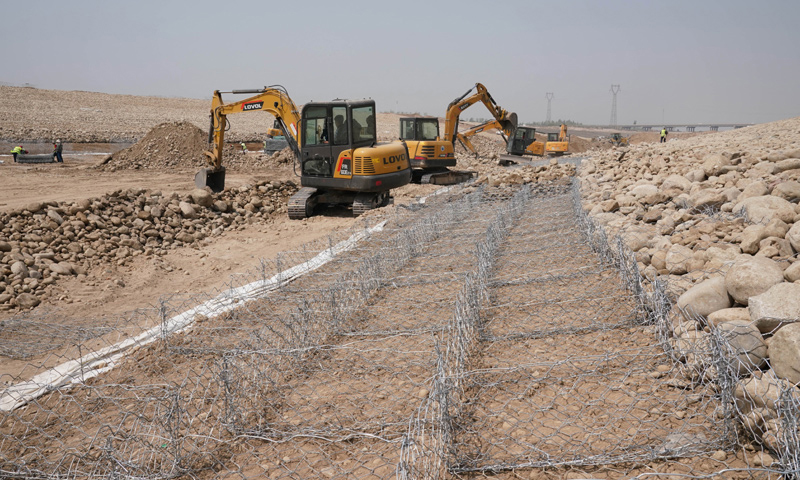 圖為4月19日，中鐵十四局集團的工人在滹沱河生態修復三期工程工地施工。（新華社記者 楊世堯 攝）