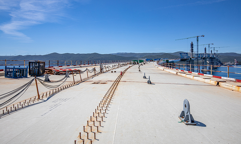 圖為5月10日在克羅地亞南部的科馬爾納村附近拍攝的大橋施工現場。新華社發（耶拉維奇 攝）