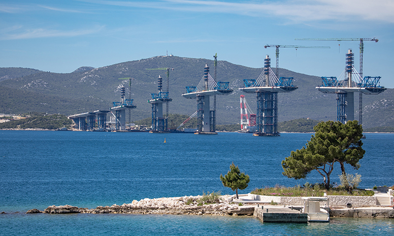 圖為5月10日在克羅地亞南部的科馬爾納村附近拍攝的大橋施工現場。新華社發（耶拉維奇 攝）