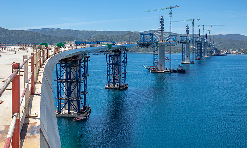 圖為5月10日在克羅地亞南部的科馬爾納村附近拍攝的大橋施工現場。新華社發（耶拉維奇 攝）