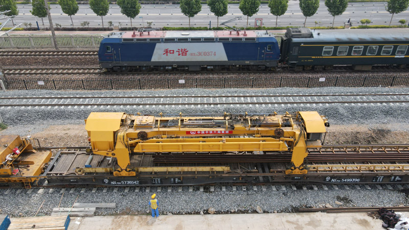 和邢鐵路線路全長140.681千米，設計時速120公里，線路西起山西省晉中市和順縣，東至河北省邢臺市信都區，計劃于2021年底建成通車。圖為6月1日，中鐵六局的建設者在和邢鐵路鋪軌施工現場作業。（新華社記者 駱學峰 攝）