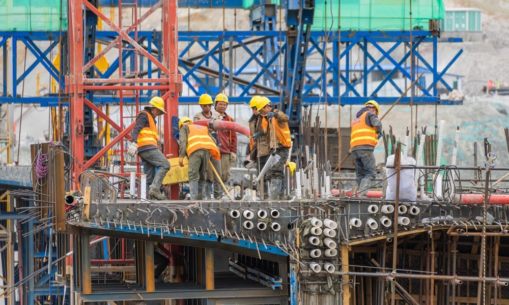 6月2日，由中國中鐵四局承建的雅（安）葉（城）高速公路拉日段12標首臺架橋機拼裝完成并順利完成備案，標志著該項目已具備架梁條件，即將拉開架梁序幕。