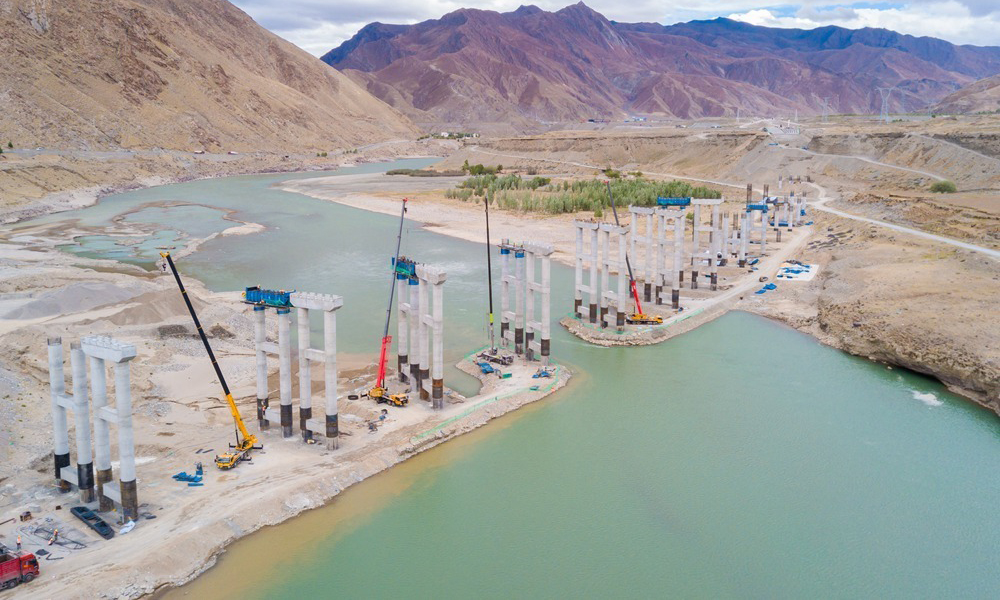 由中國中鐵四局負責施工的雅葉高速公路拉日段12標線路全長約22.4公里，位于西藏日喀則，該地平均海拔4000米、年平均氣溫低至4℃、全年風沙200天以上、紫外線輻射量是內地的3倍、空氣含氧量卻不足內地的60%，常有暴風、洪水、泥石流、冰雹等自然災害，具有施工環境惡劣、項目體量大、施工專業多、有效施工時間短、藏區資源匱乏等困難。對此，該標段通過合理應對高原反應、加大機械使用比例、優選協作隊伍、落實領導帶班、打造品質工程、培育吃苦爭先文化等措施，全力推進工期進度。