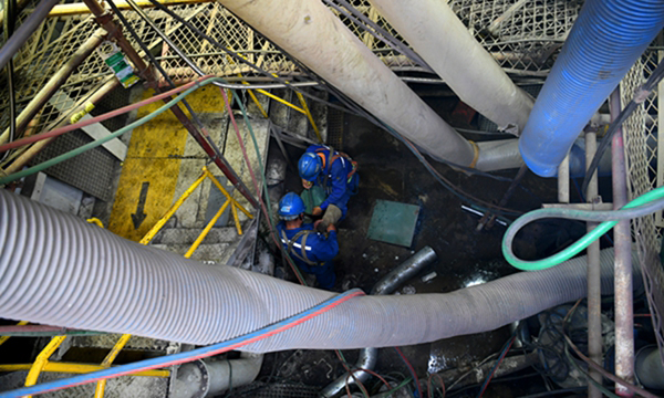 圖為現場作業人員對平臺錨機進行自修作業。