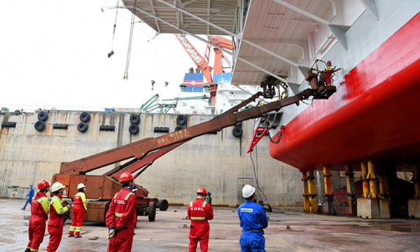 圖為現場作業人員對平臺艙室進行改造，以滿足后續 EPS設備作業需要。