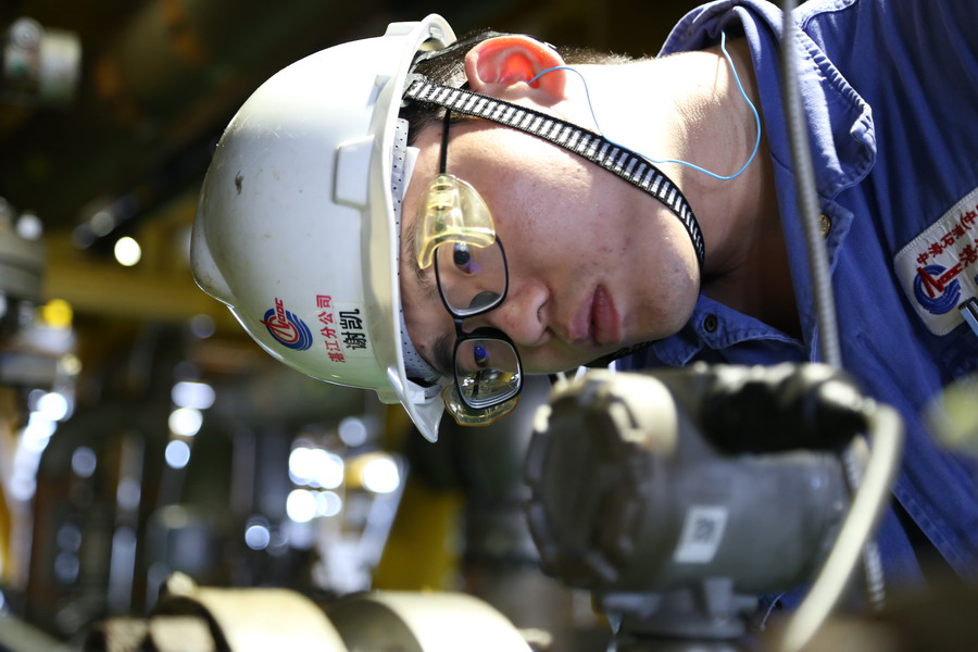 東方氣田群年產天然氣超57億立方米，是海南省民生和工業用氣的主要來源，同時兼顧向香港供氣的重任。它包含4個氣田共計10座海上生產平臺和1座陸地處理終端，智能化改造讓氣田供氣更加高效、穩定。智能氣田群建成后，智能配氣系統可以整體分析診斷整個氣田群上下游的流程工況，統籌協調調配各海上裝置的天然氣資源，結合下游用戶的不同需求，實現“一鍵配氣”，配氣速度提升近10倍。隨著智能化改造的推進，智能巡檢機器人、遠程儀表、實時監控系統逐步應用到氣田生產。圖為氣田工作人員檢查遠程儀控設備運行情況。